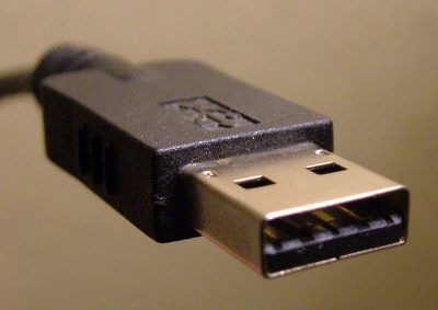 USBコネクターの例（画像はWikipediaより引用）